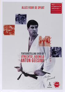 750344 Affiche van de tentoonstelling over de Utrechtse judoheld Anton Geesink, Alles voor de sport, in Het Utrechts ...
